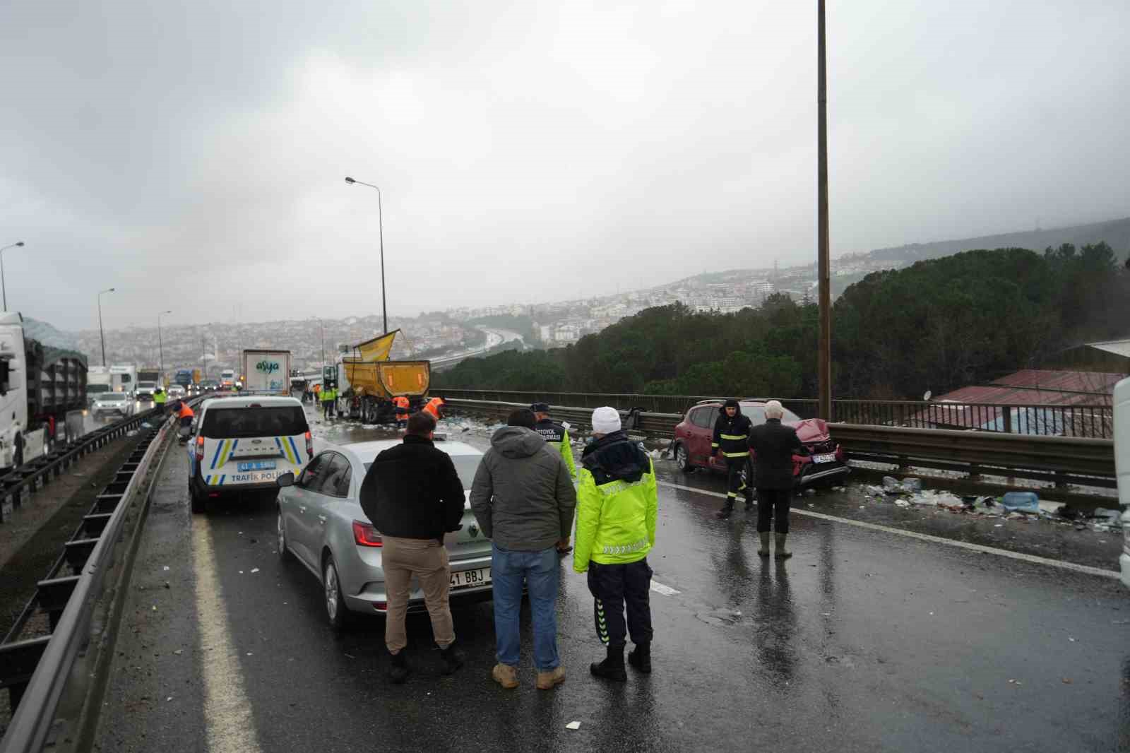 TEM’de 6 araç birbirine girdi: Tırda yüklü sular yola saçıldı

