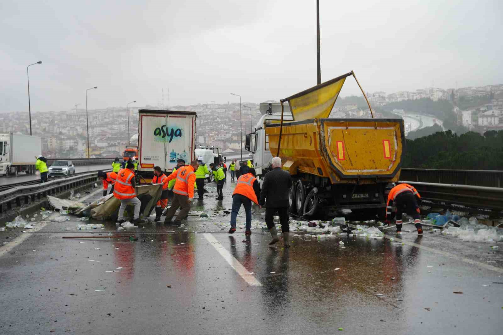 TEM’de 6 araç birbirine girdi: Tırda yüklü sular yola saçıldı
