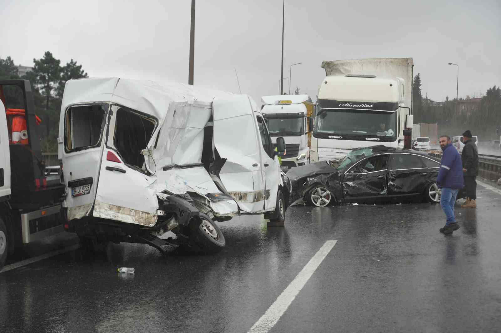 TEM’de 6 araç birbirine girdi: Tırda yüklü sular yola saçıldı

