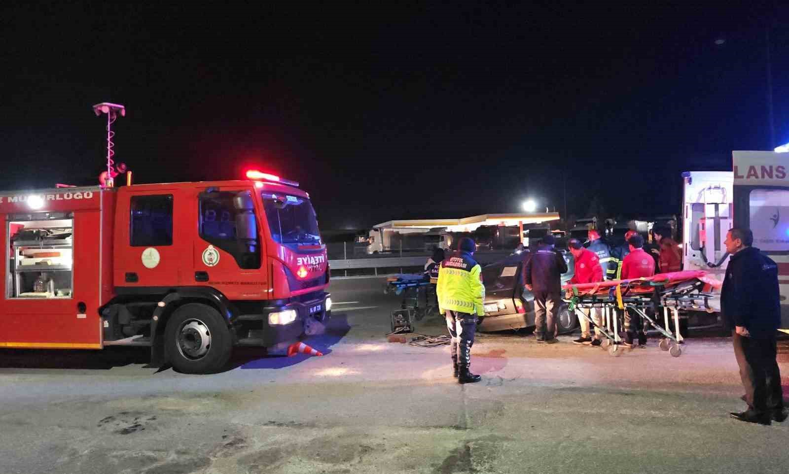 TEM’de bariyere çarpan otomobil parçalandı: 2 ağır yaralı
