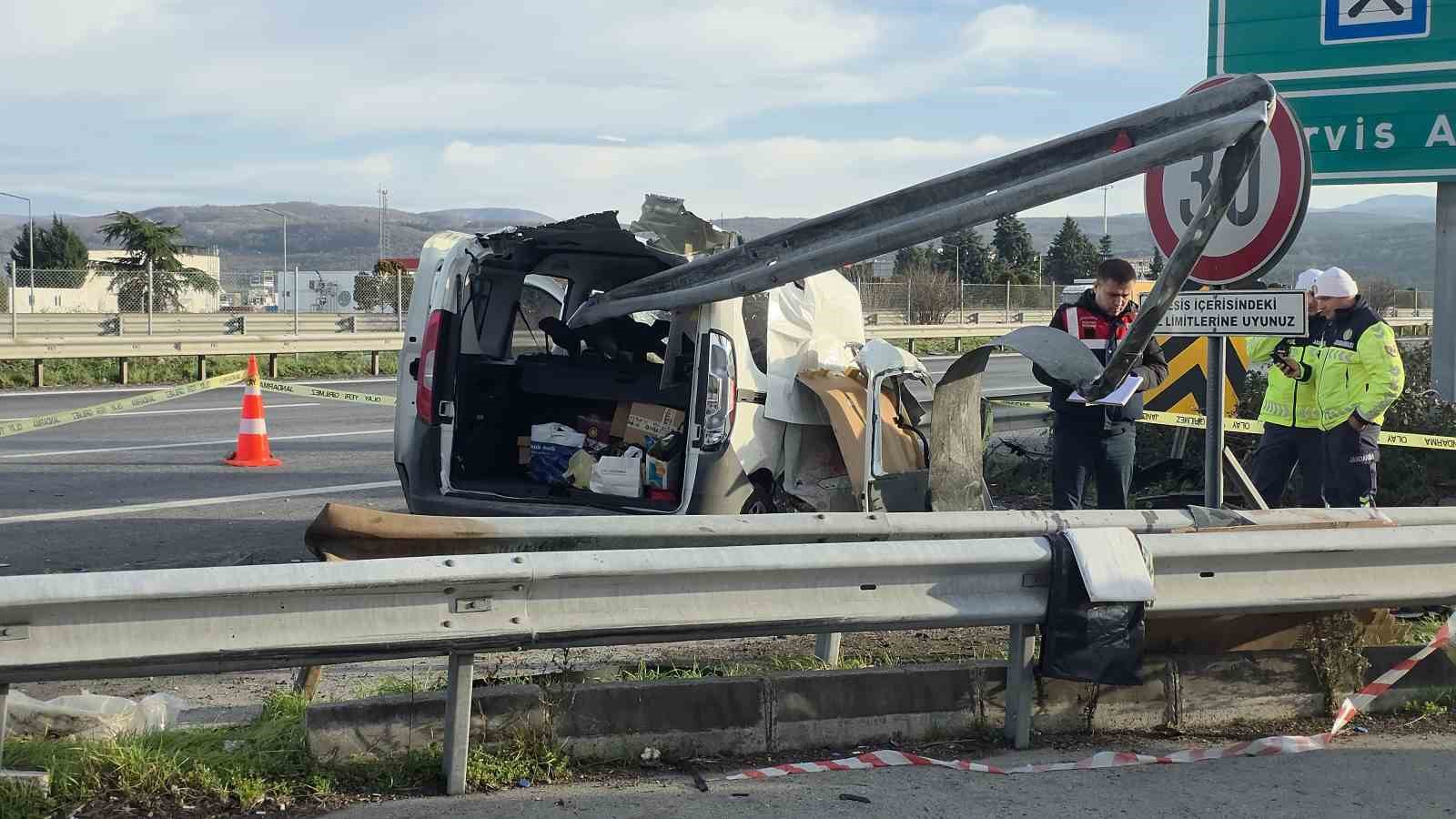 TEM’de hafif ticari araç bariyerlere saplandı, 2 kişi hayatını kaybetti
