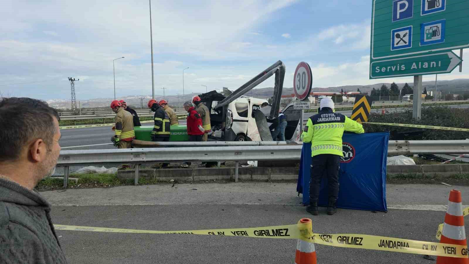 TEM’de hafif ticari araç bariyerlere saplandı, 2 kişi hayatını kaybetti
