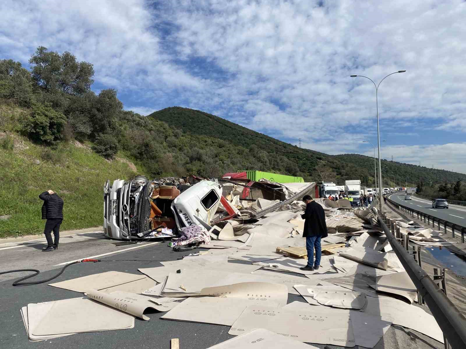 TEM’de iki tır kazaya karıştı, trafik felç oldu
