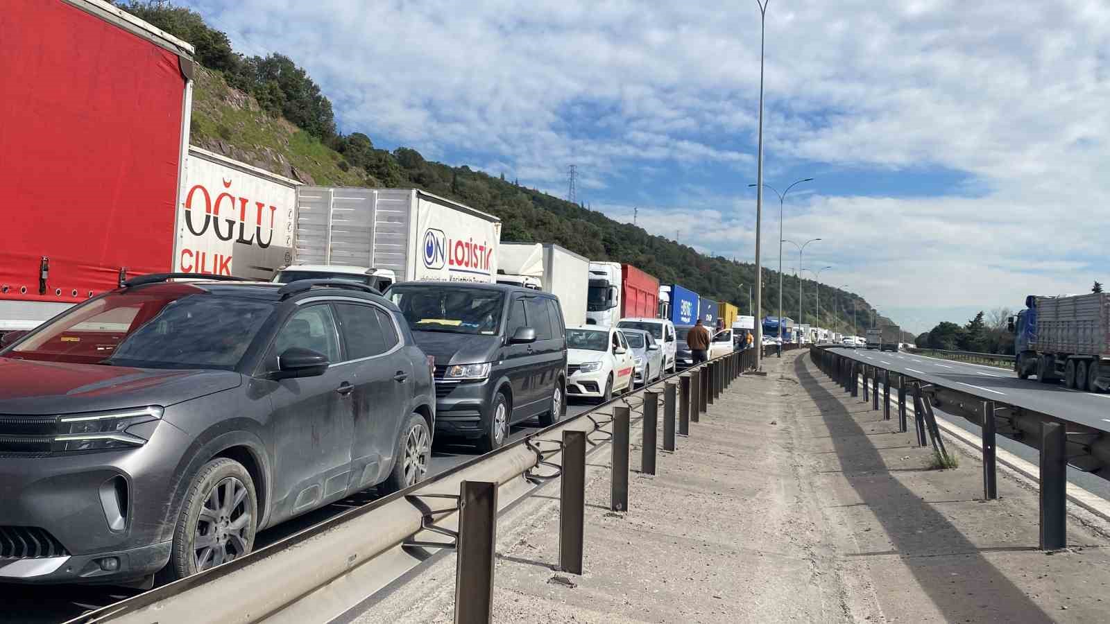 TEM’de iki tır kazaya karıştı, trafik felç oldu
