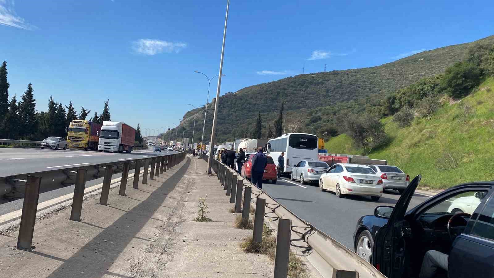 TEM’de iki tır kazaya karıştı, trafik felç oldu
