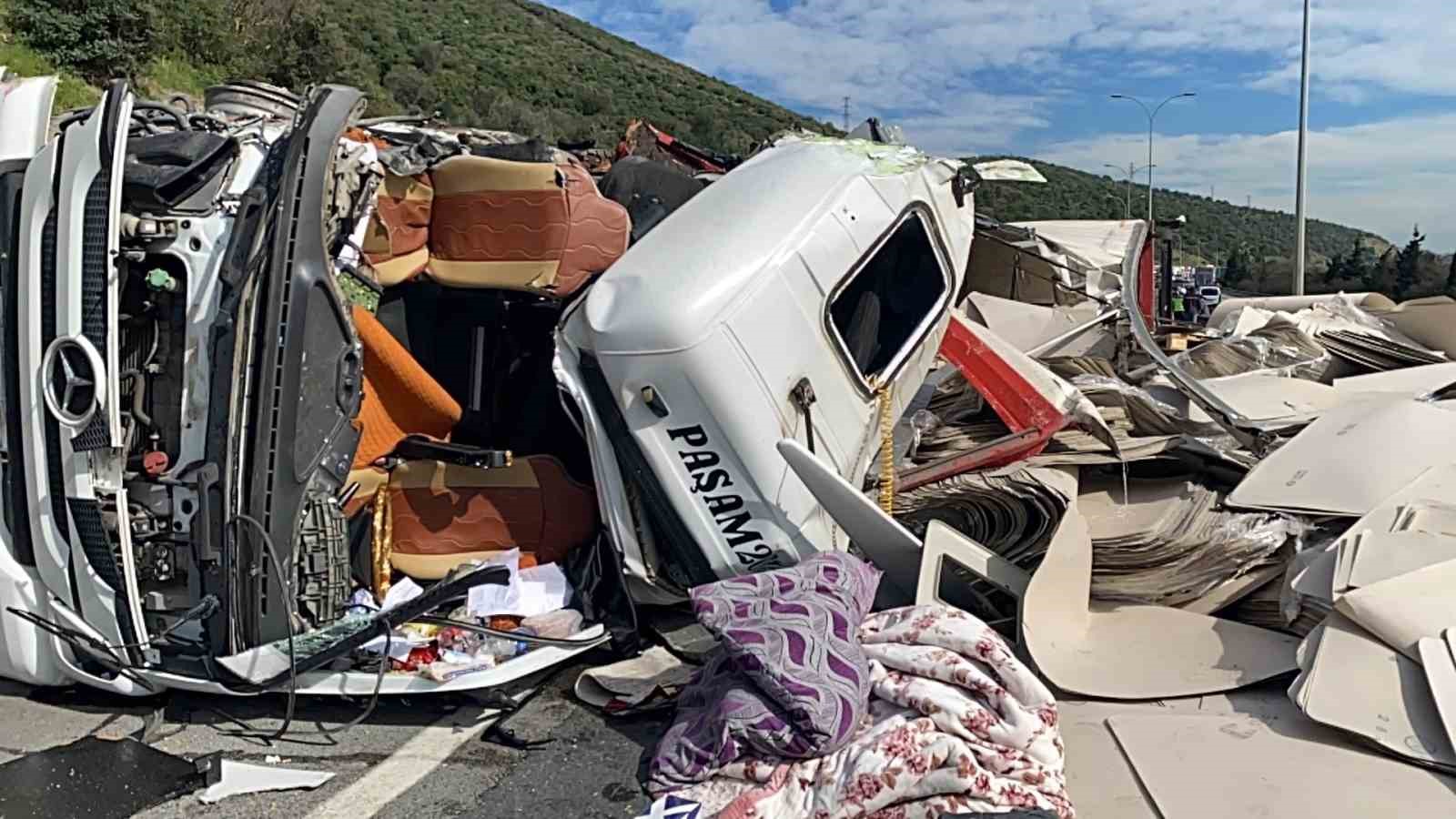 TEM’de iki tır kazaya karıştı, trafik felç oldu
