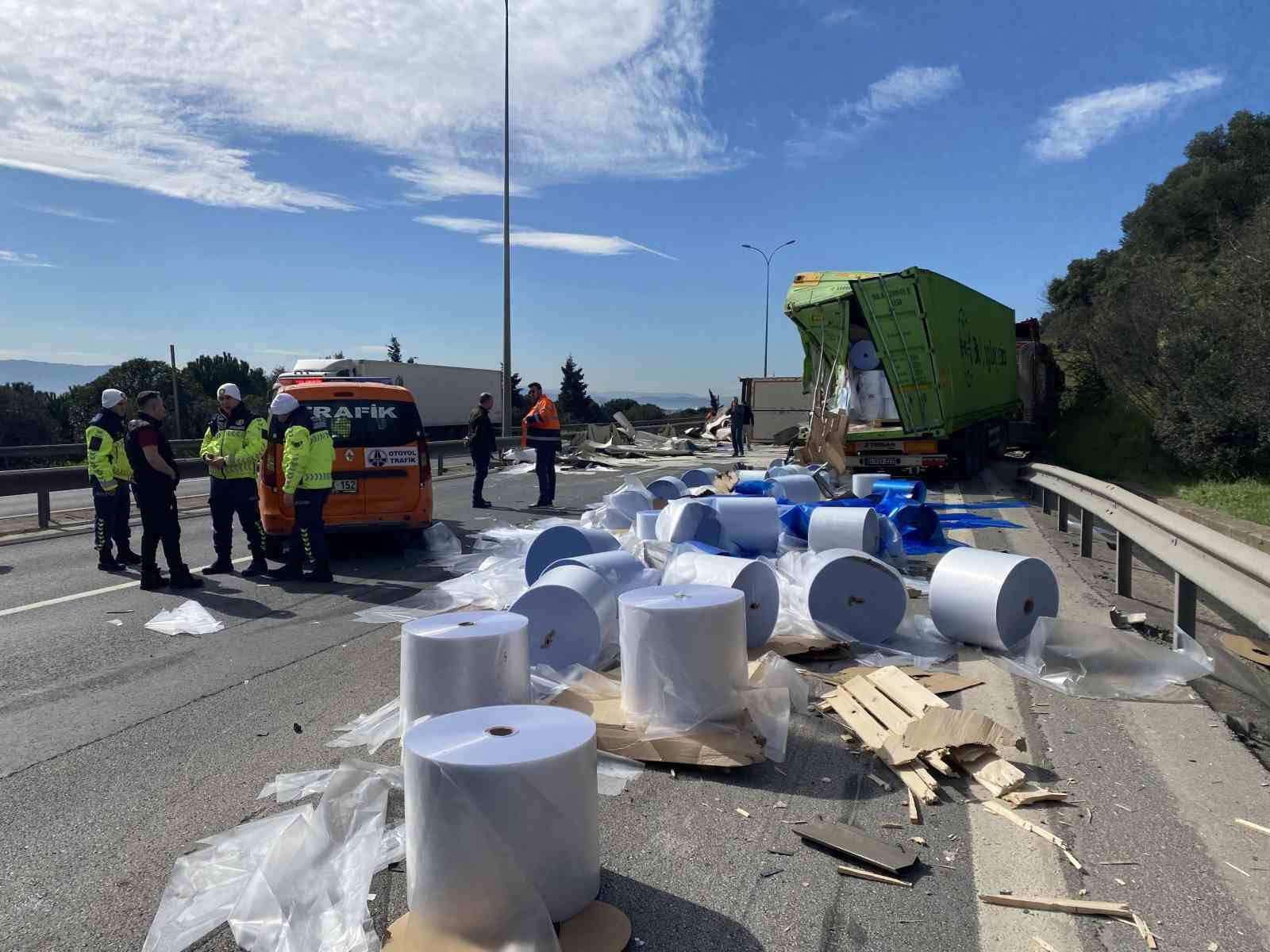 TEM’de iki tır kazaya karıştı, trafik felç oldu
