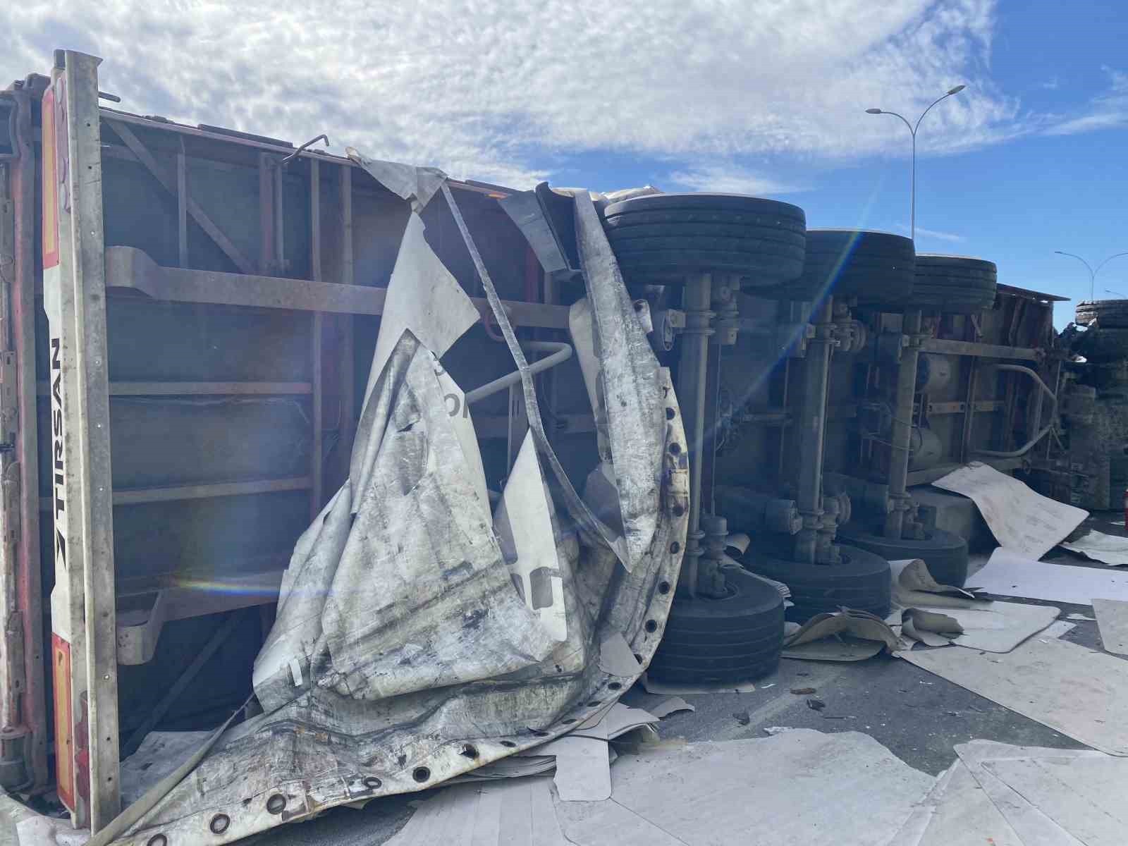 TEM’de iki tır kazaya karıştı, trafik felç oldu
