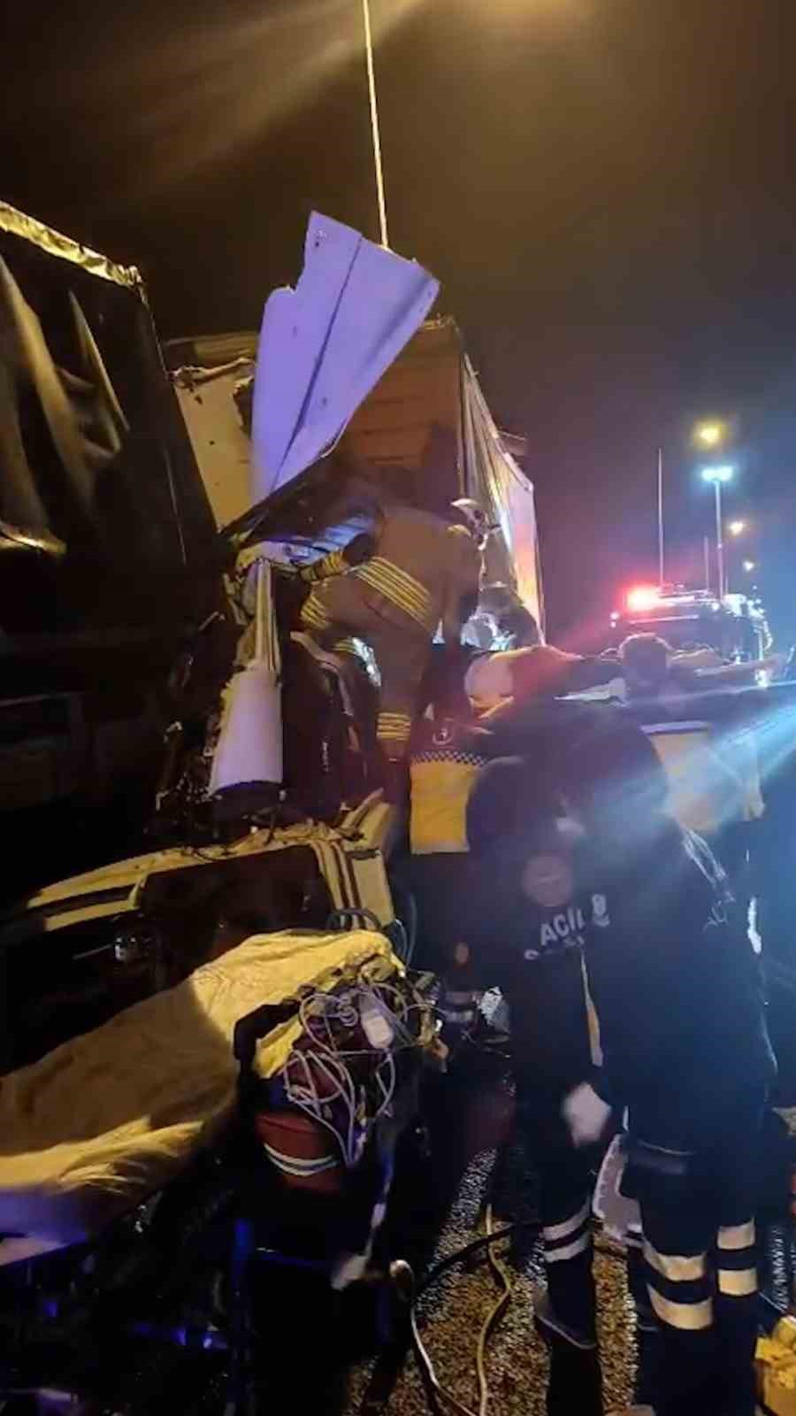 TEM’de kamyonlar çarpıştı: 1 ölü, 1 yaralı
