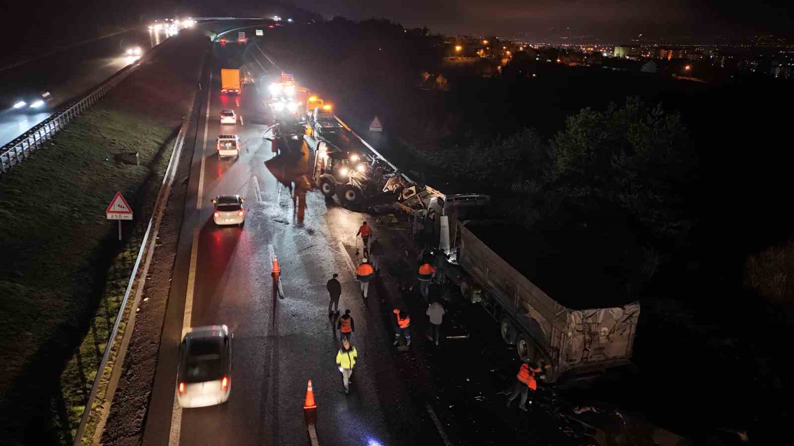 TEM’de mobilya yüklü kamyon ile tır çarpıştı: 1 yaralı
