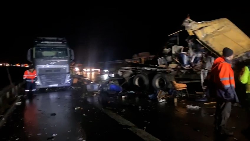 TEM’de mobilya yüklü kamyon ile tır çarpıştı: 1 yaralı
