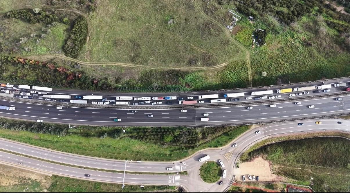 TEM’de otomobil devrilen tır dorsesinin altında kaldı: Karı-koca hayatını kaybetti
