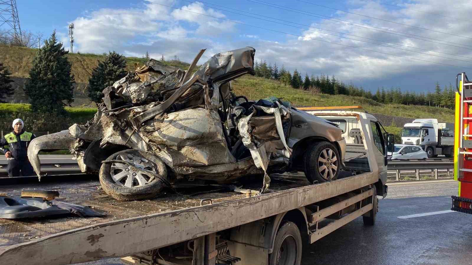 TEM’de otomobil devrilen tır dorsesinin altında kaldı: Karı-koca hayatını kaybetti
