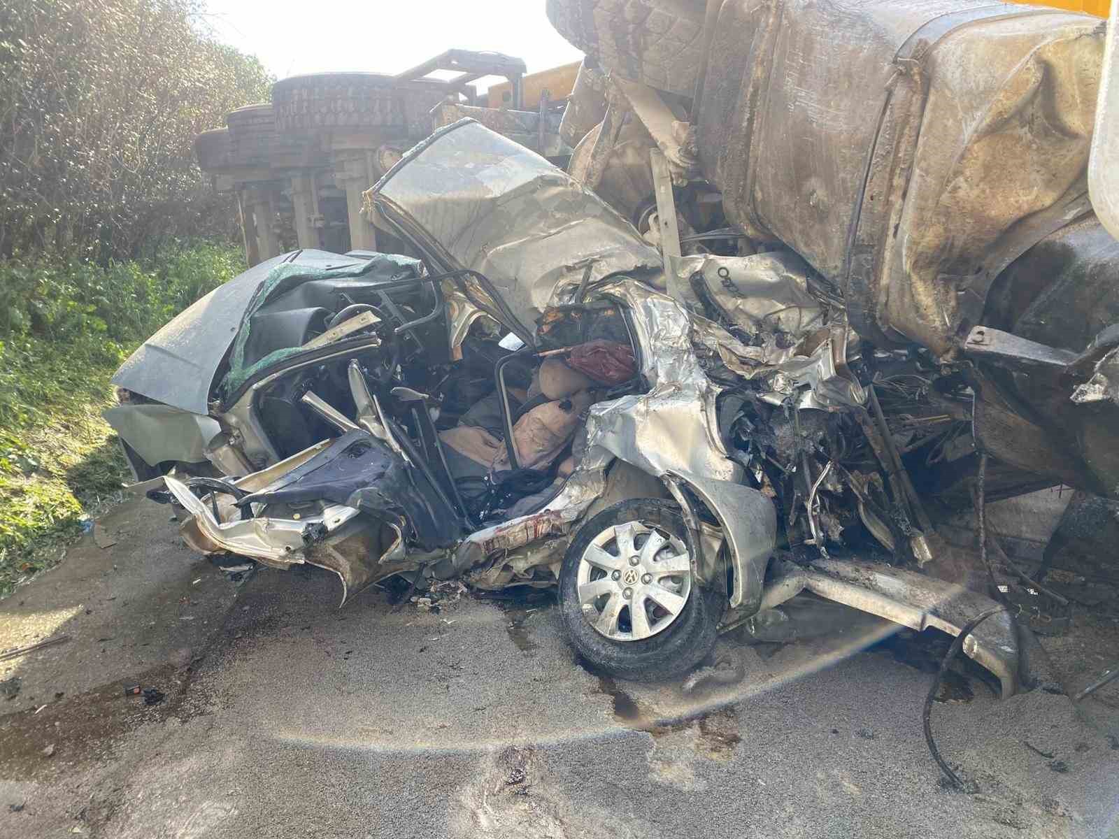 TEM’de otomobil devrilen tır dorsesinin altında kaldı: Karı-koca hayatını kaybetti
