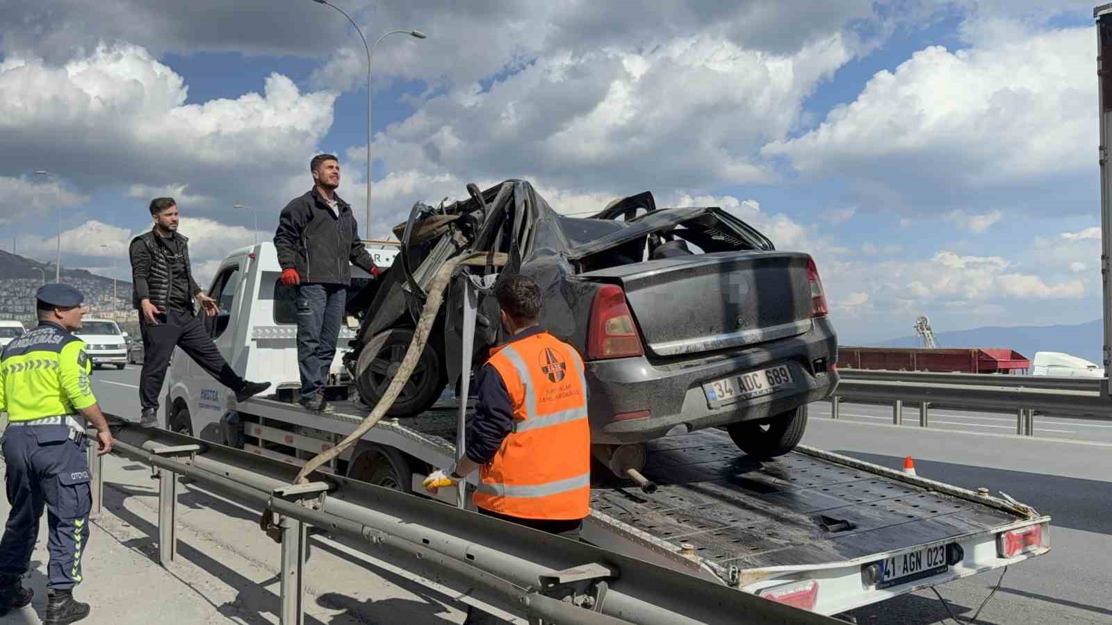 TEM’de otomobil yön levhasına saplandı: 1 kişi yaralandı
