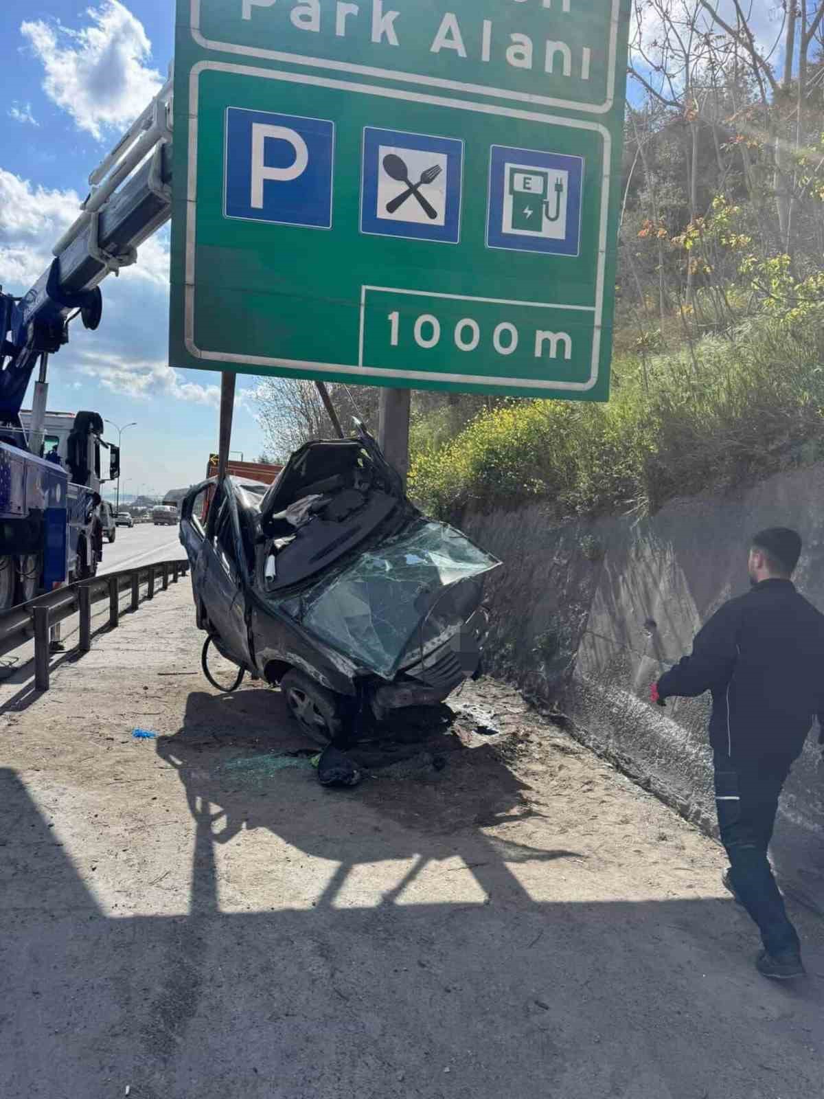 TEM’de otomobil yön levhasına saplandı: 1 kişi yaralandı
