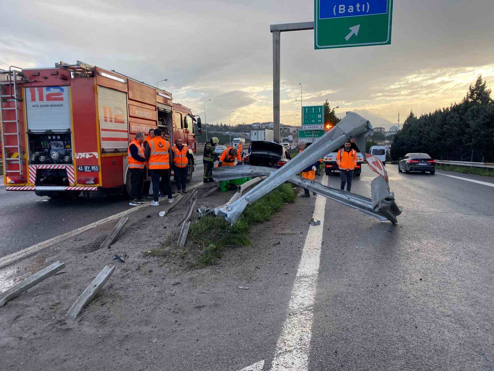TEM’de otomobilin çarptığı bariyer yerinden söküldü: 1 yaralı
