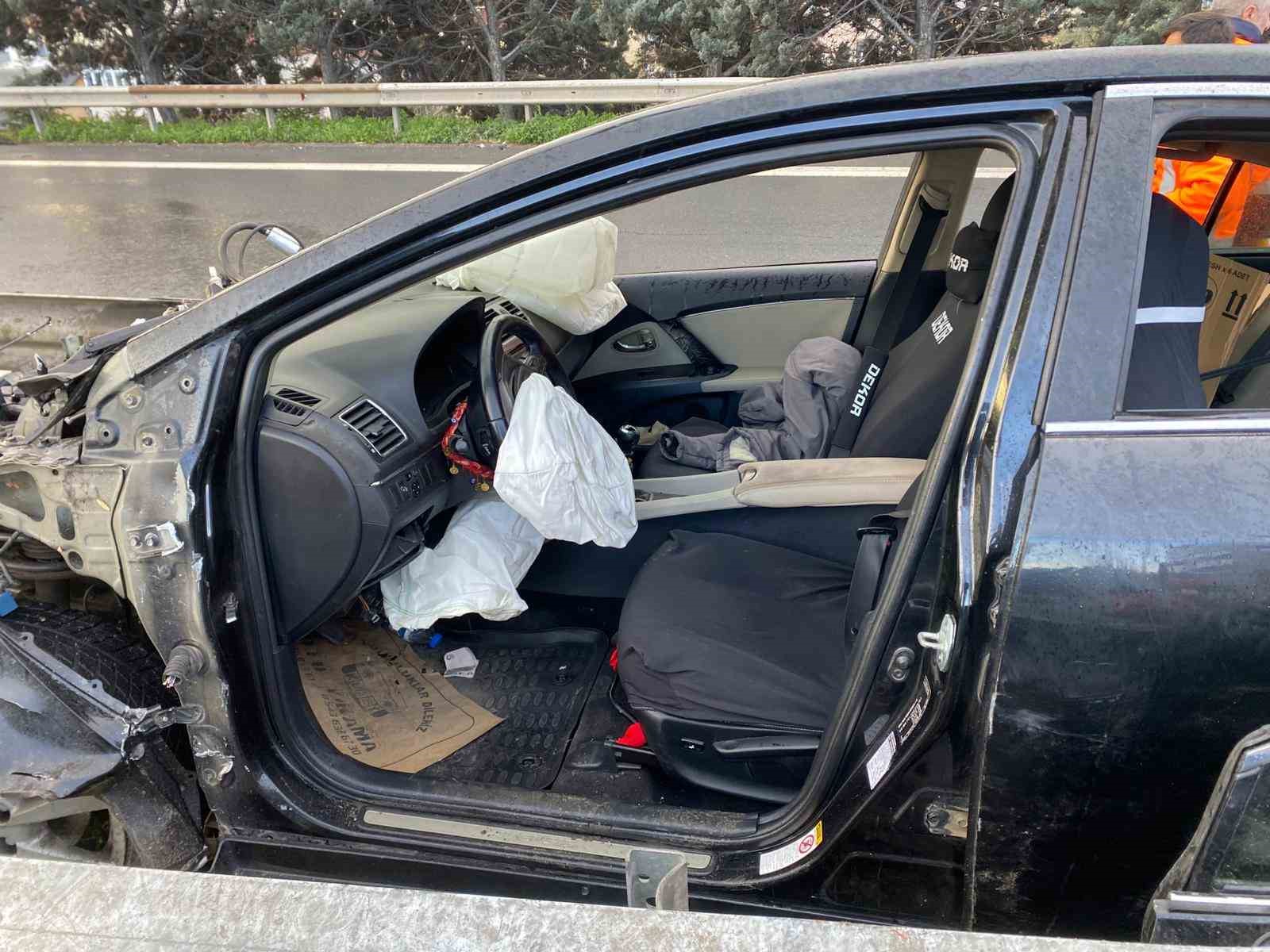 TEM’de otomobilin çarptığı bariyer yerinden söküldü: 1 yaralı
