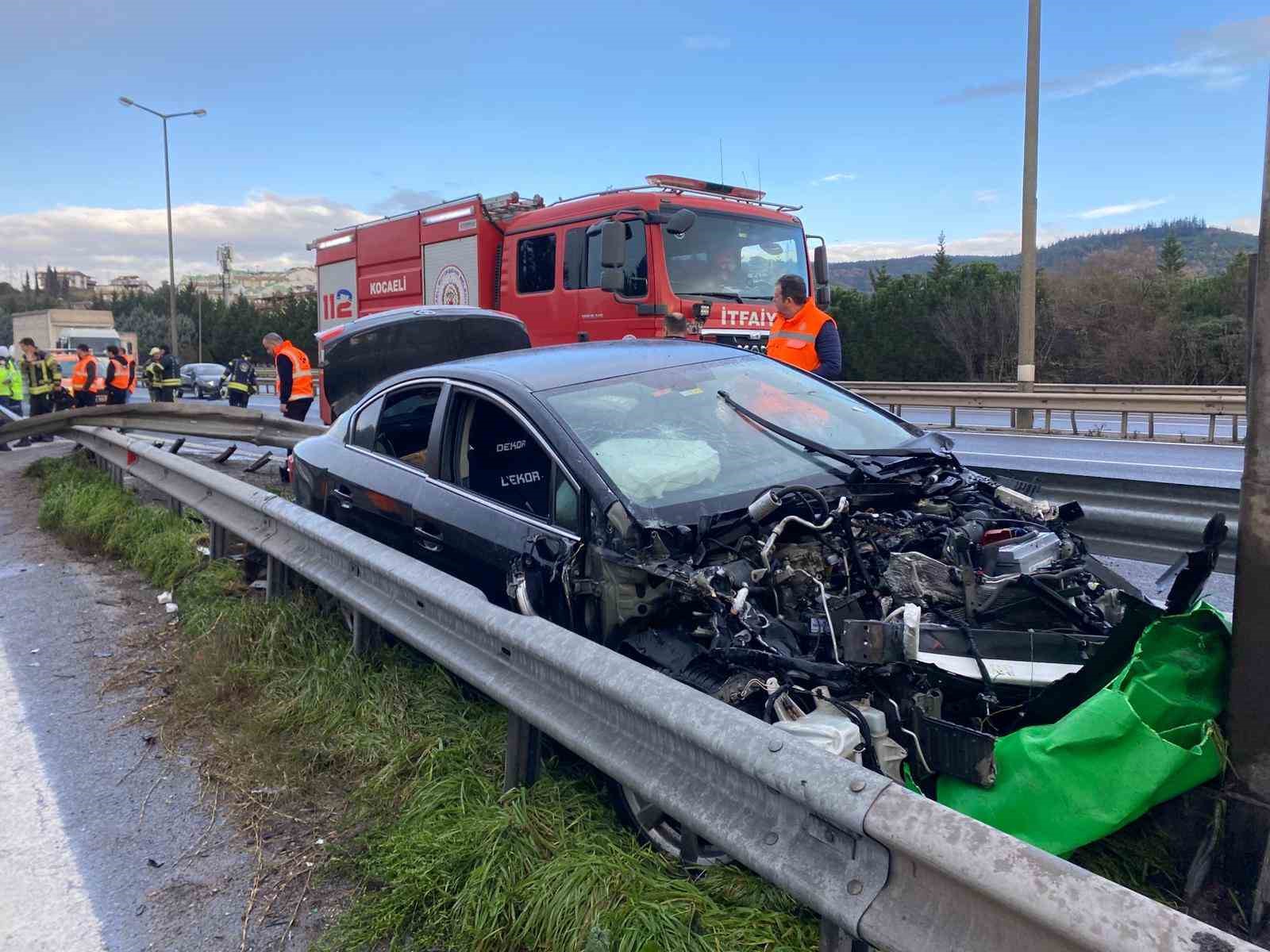 TEM’de otomobilin çarptığı bariyer yerinden söküldü: 1 yaralı
