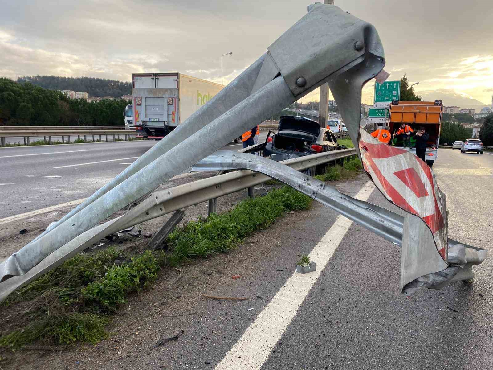 TEM’de otomobilin çarptığı bariyer yerinden söküldü: 1 yaralı
