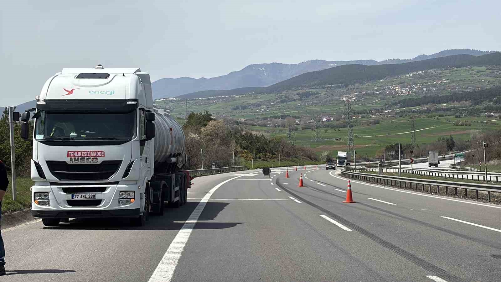 TEM’de tırdan kopan lastik kamyonun altına girdi
