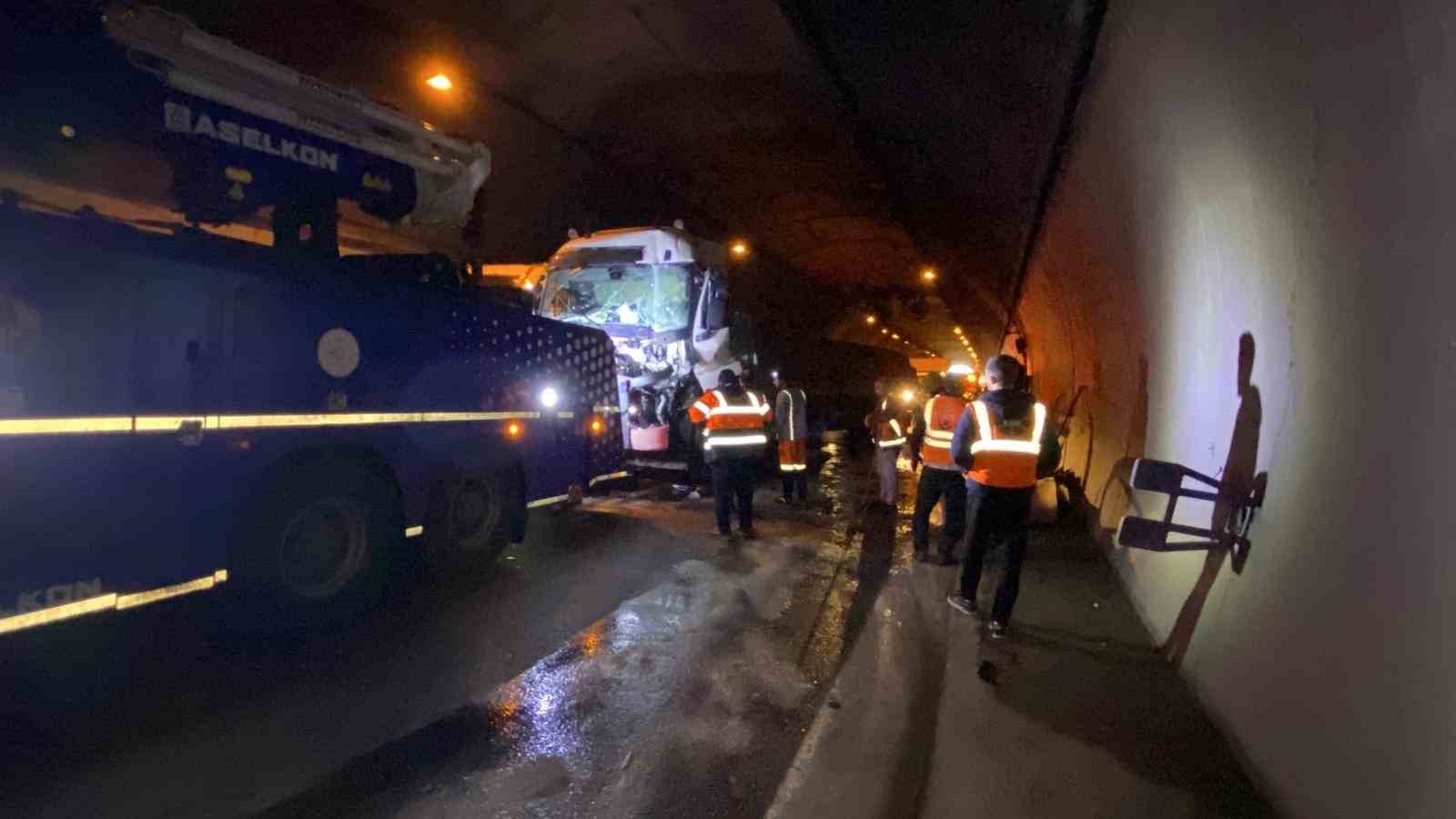 TEM’de tünel içinde 4 araç çarpıştı, sıkışan tır sürücüsü yaralandı

