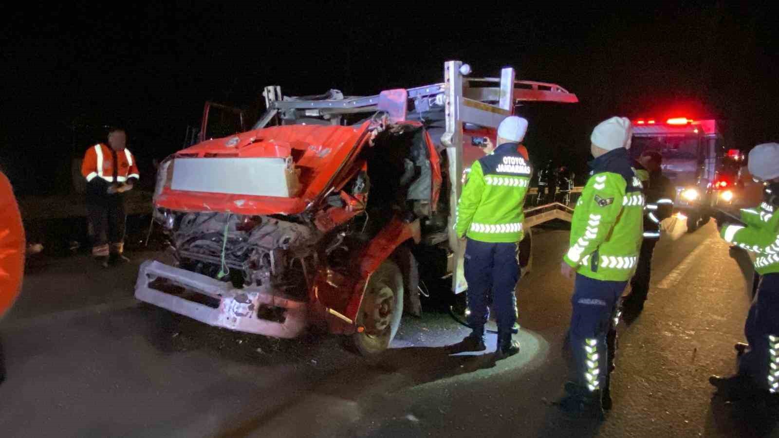 TEM’de vinç destekli kurtarma: Taşıdığı araçla çarptığı tır arasında sıkıştı
TEM’de vinç destekli kurtarma: Taşıdığı araçla çarptığı tır arasında sıkıştı