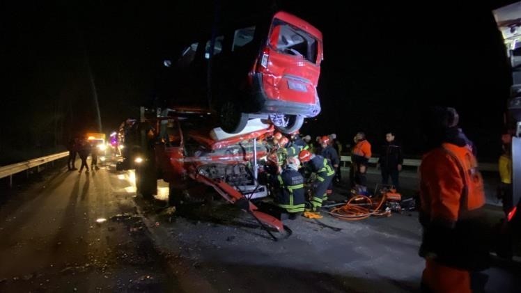 TEM’de vinç destekli kurtarma: Taşıdığı araçla çarptığı tır arasında sıkıştı
TEM’de vinç destekli kurtarma: Taşıdığı araçla çarptığı tır arasında sıkıştı
