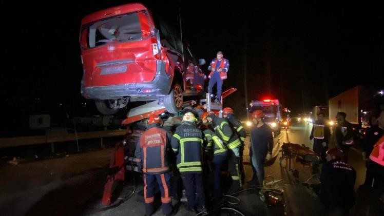 TEM’de vinç destekli kurtarma: Taşıdığı araçla çarptığı tır arasında sıkıştı
TEM’de vinç destekli kurtarma: Taşıdığı araçla çarptığı tır arasında sıkıştı