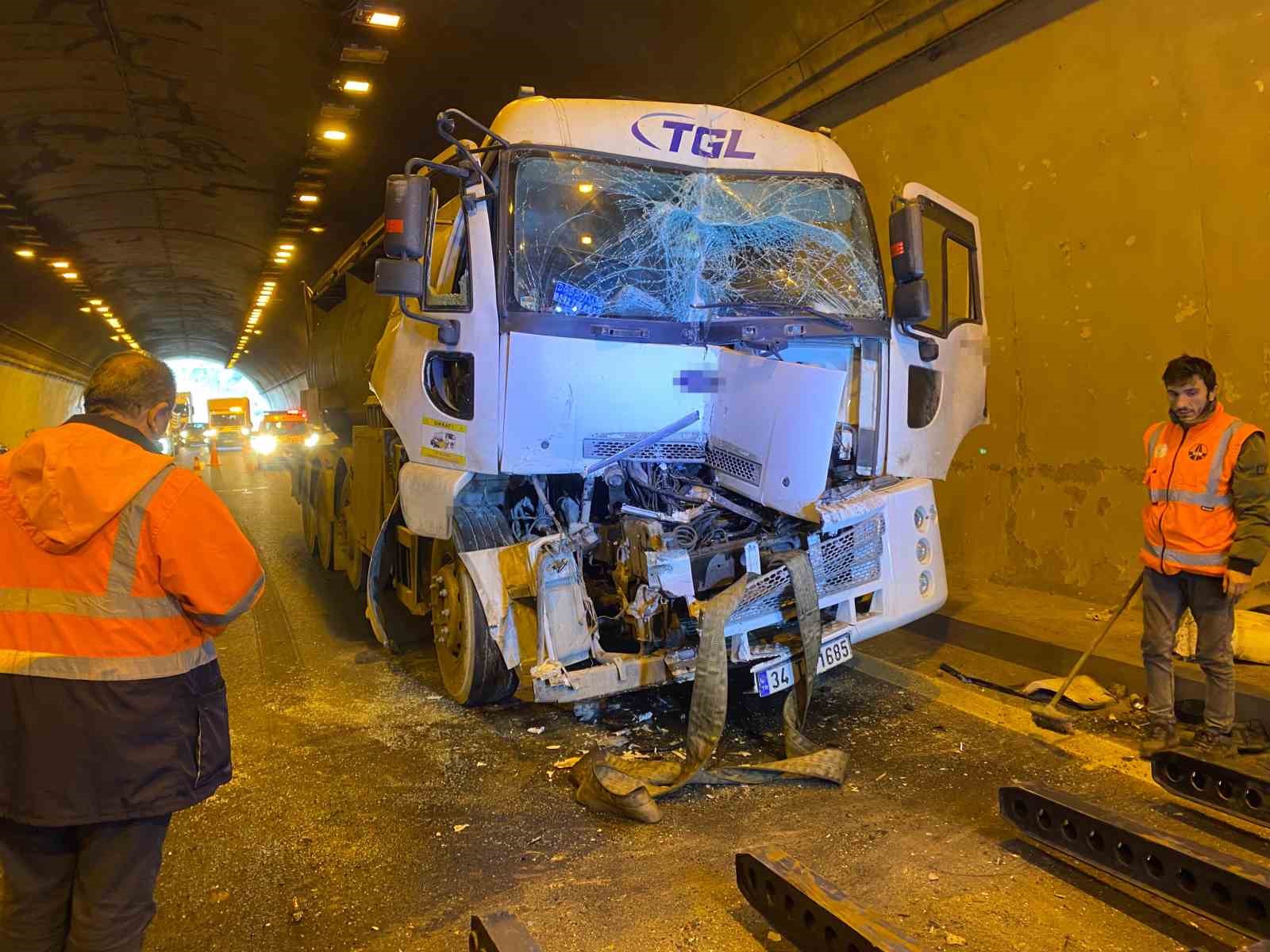 TEM’deki zincirleme kaza trafiği durma noktasına getirdi
