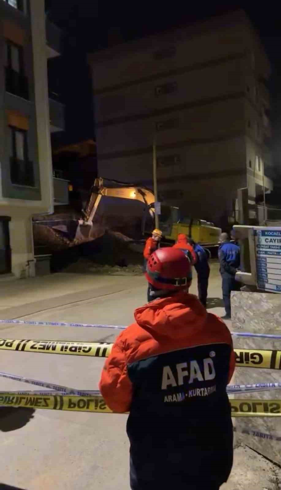 Temel kazısında toprak kaydı, çatırdama sesleri gelen 5 katlı bina boşaltıldı
