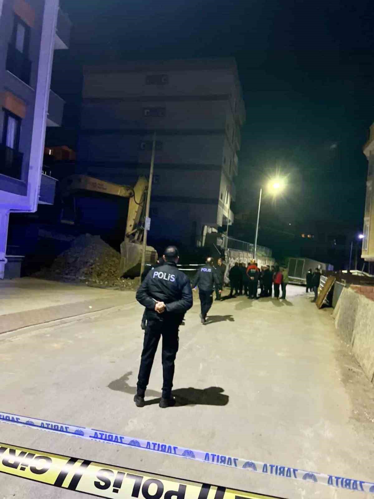 Temel kazısında toprak kaydı, çatırdama sesleri gelen 5 katlı bina boşaltıldı
