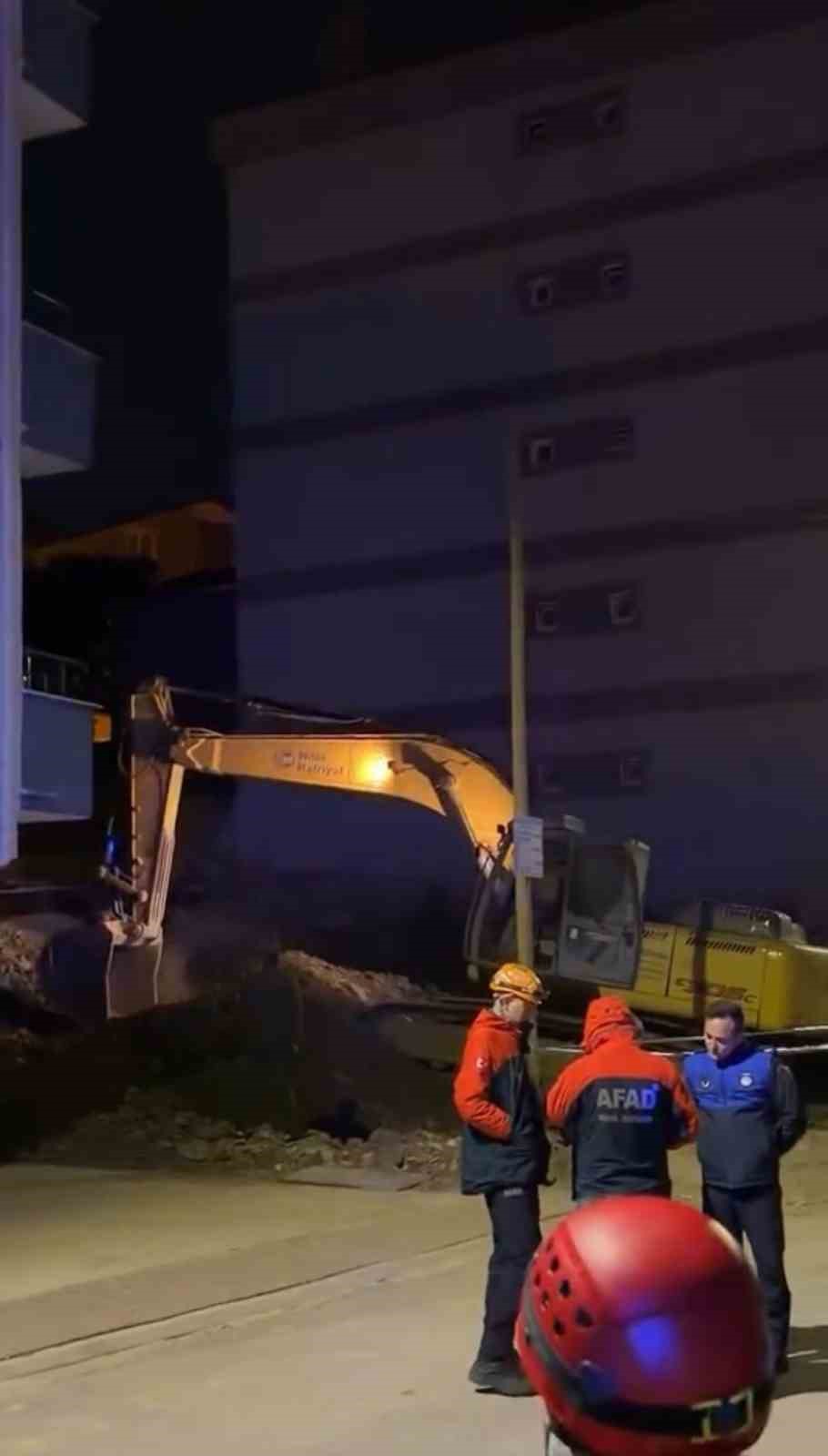 Temel kazısında toprak kaydı, çatırdama sesleri gelen 5 katlı bina boşaltıldı
