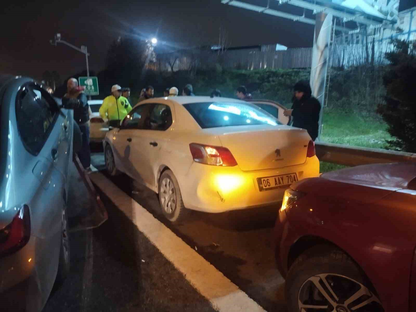 TEM’i kilitleyen 8 araçlı zincirleme kaza
