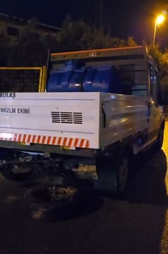 Temizlik aracına çarpan otomobil hurdaya döndü
