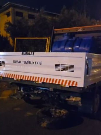 Temizlik aracına çarpan otomobil hurdaya döndü
