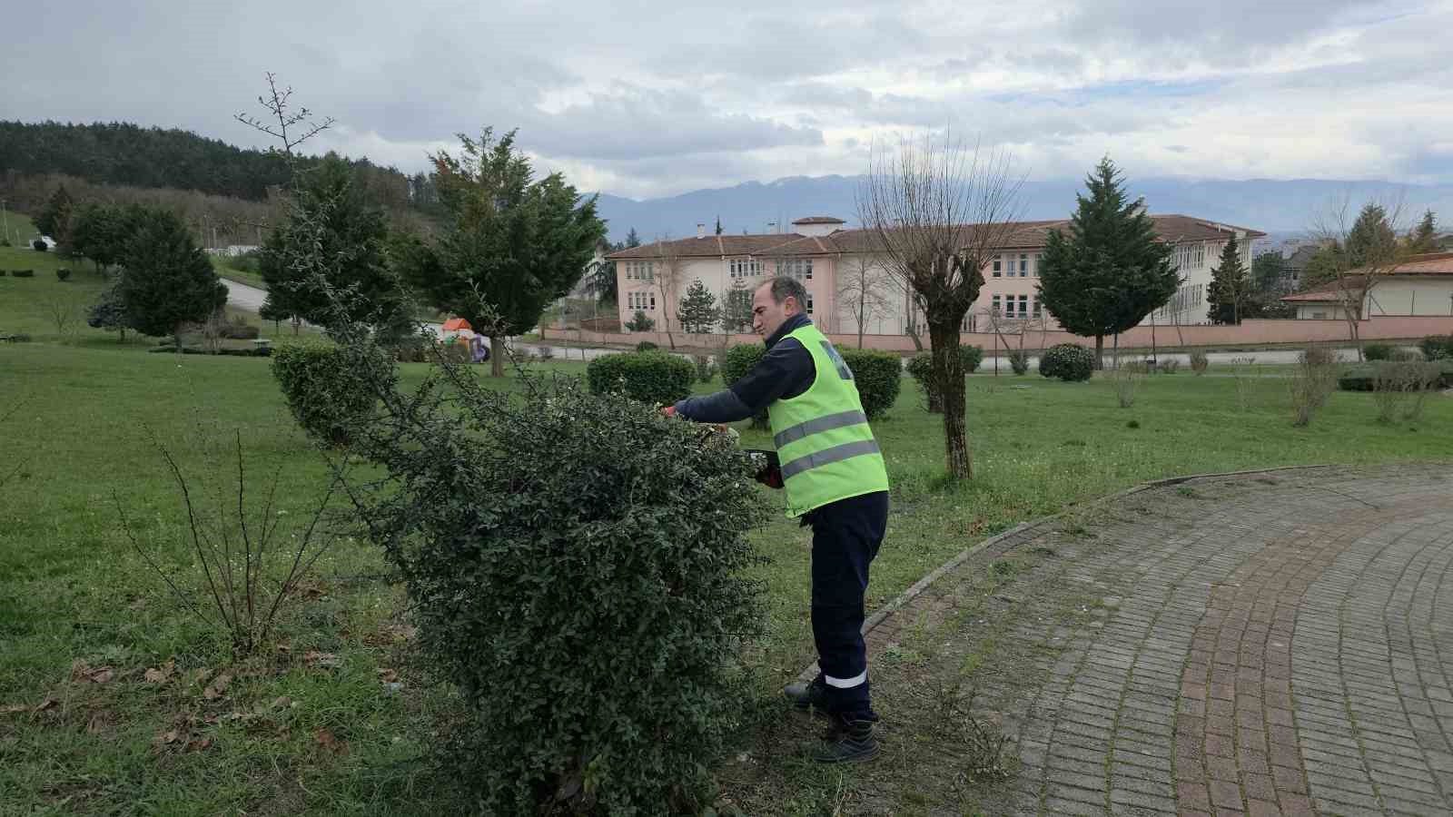 Temizlik işçisi, çalılıklar arasında bulduğu Türk bayrağını yerde bırakmadı
