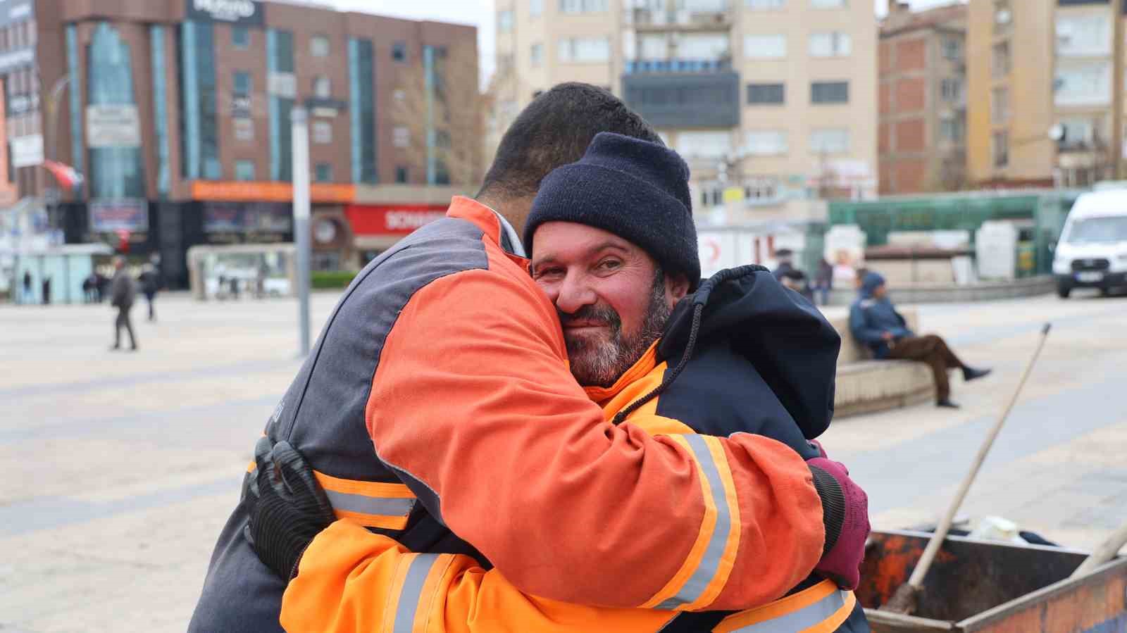 Temizlik işçisinden örnek davranış: 150 bin TL’lik altını sahibine ulaştırdı
