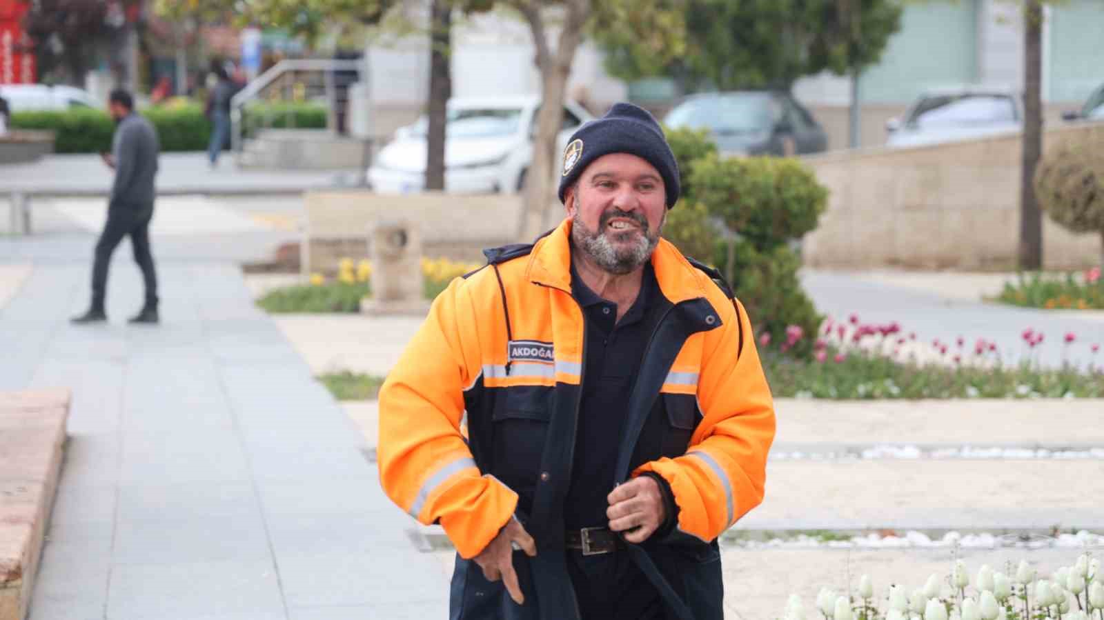 Temizlik işçisinden örnek davranış: 150 bin TL’lik altını sahibine ulaştırdı
