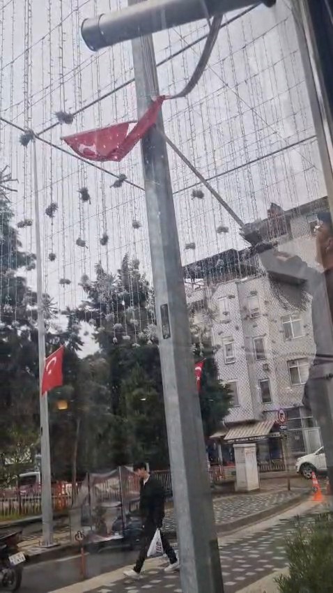 Temizlik işçisinin bayrak duyarlılığı
