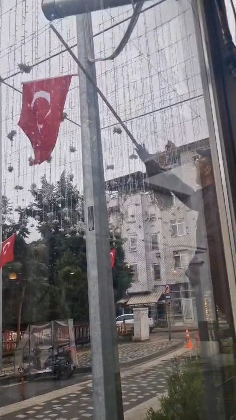 Temizlik işçisinin bayrak duyarlılığı
