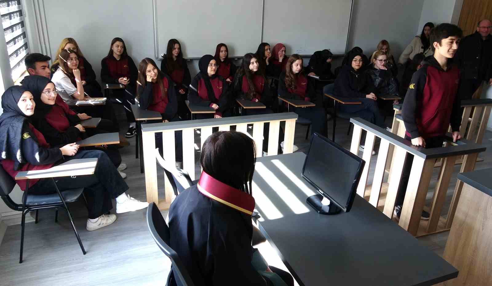 Temsili duruşma salonunda meslek öğreniyorlar
