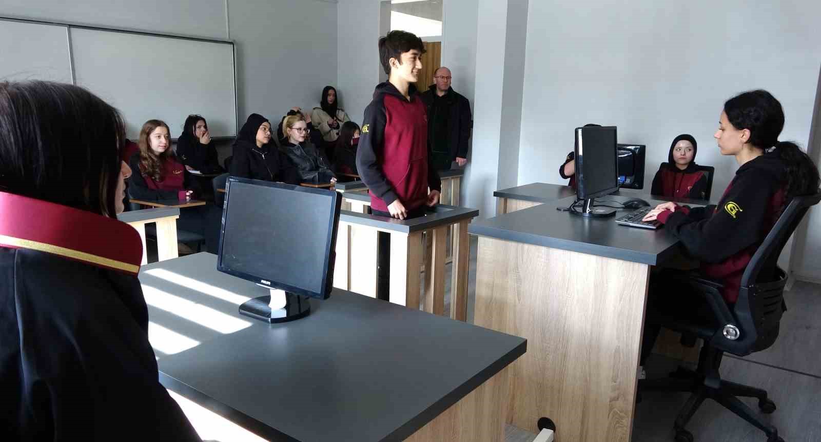 Temsili duruşma salonunda meslek öğreniyorlar
