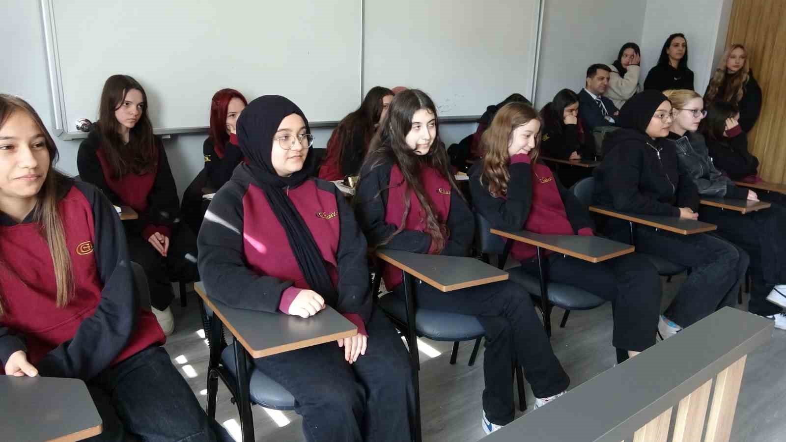 Temsili duruşma salonunda meslek öğreniyorlar
