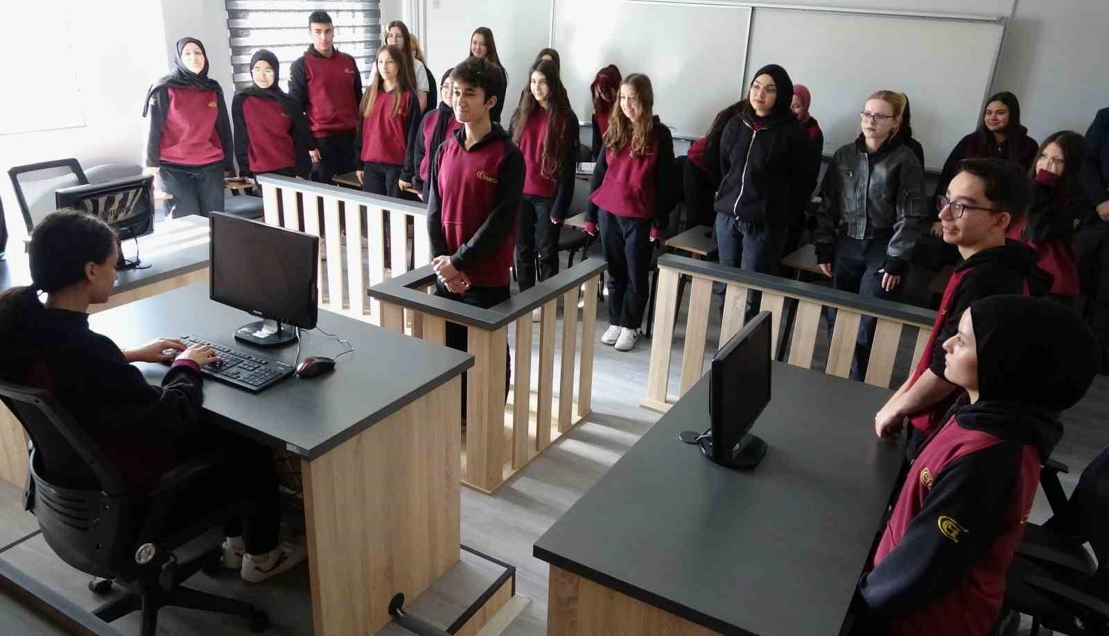 Temsili duruşma salonunda meslek öğreniyorlar
