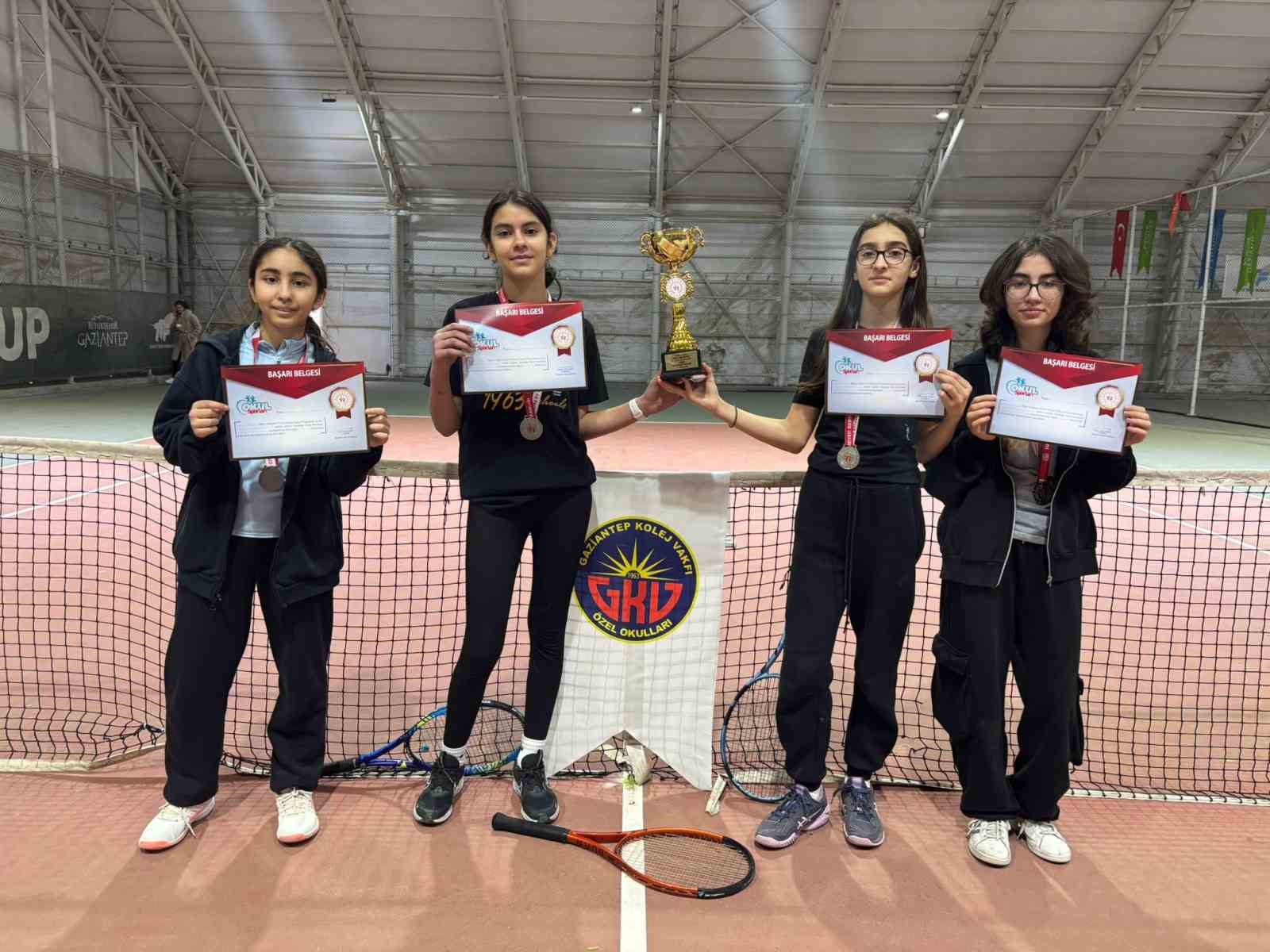 Tenise Gaziantep Kolej Vakfı Özel Okulları damgası
