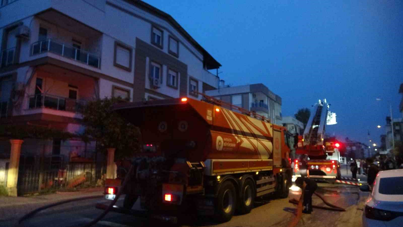 Teras katında çıkan yangın korkuttu
