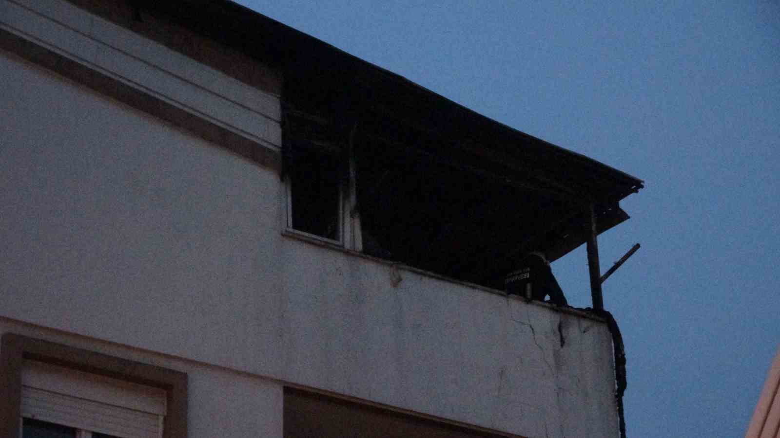 Teras katında çıkan yangın korkuttu
