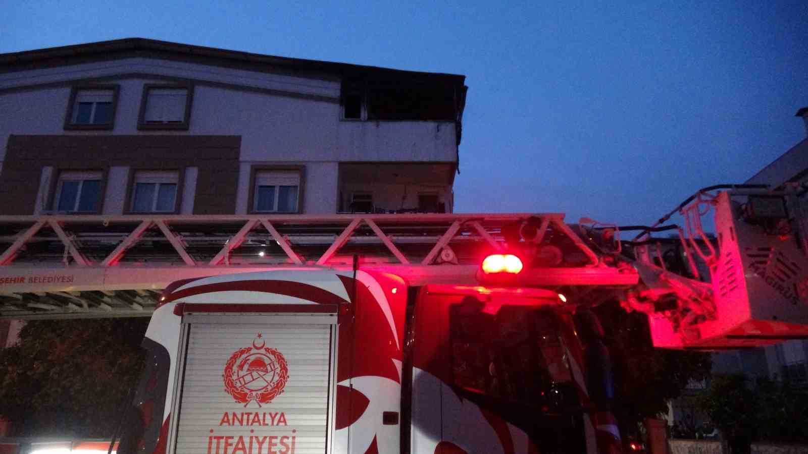 Teras katında çıkan yangın korkuttu
