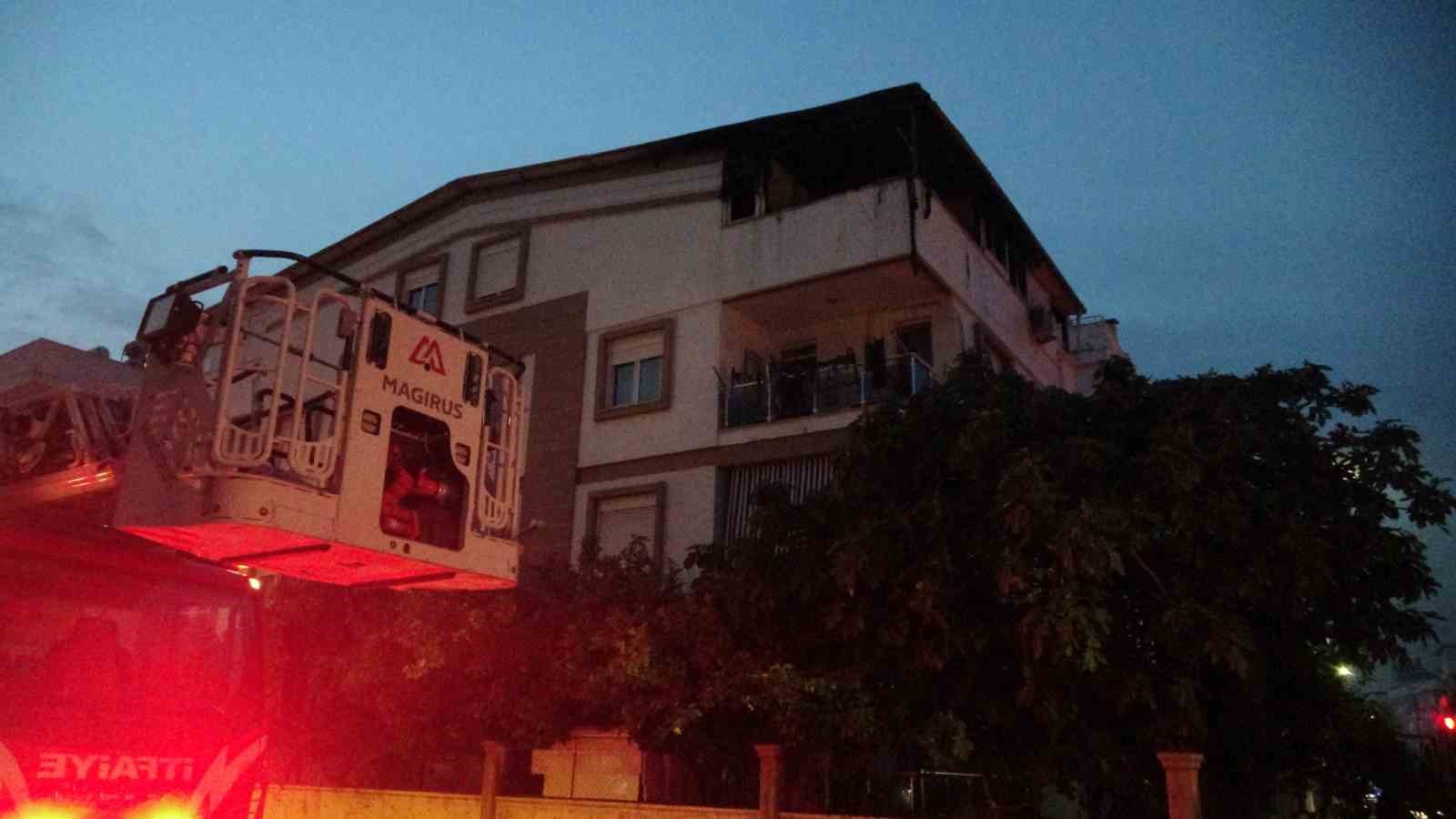 Teras katında çıkan yangın korkuttu
